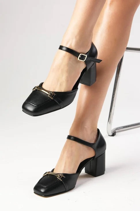 حذاء بكعب لون أسود