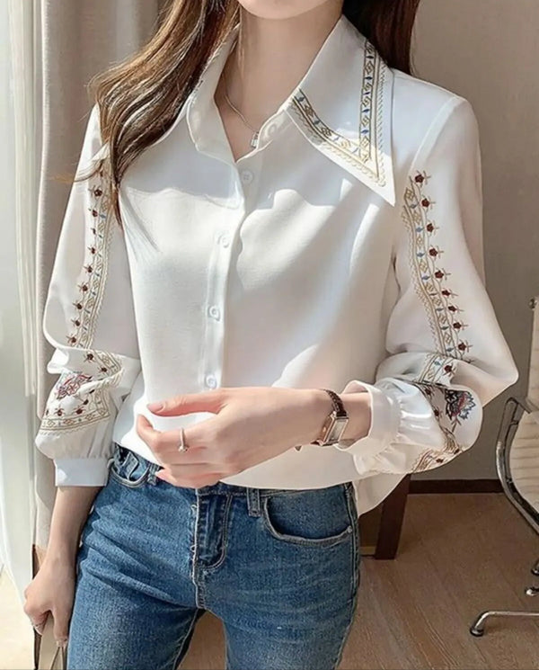 قميص مطرز باللون الأبيض
