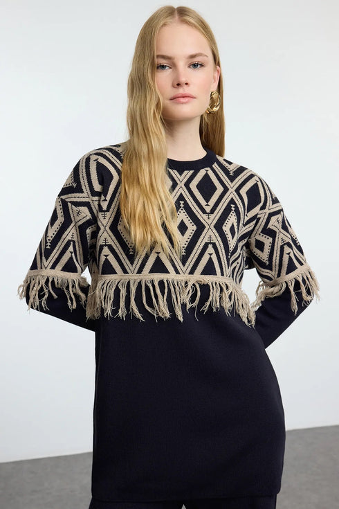 طقم محبوك بتفاصيل منقوشة باللون الأزرق الداكن