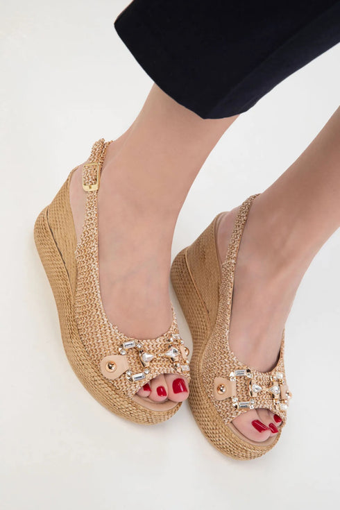 صندل نسائي بكعب روكي من القش