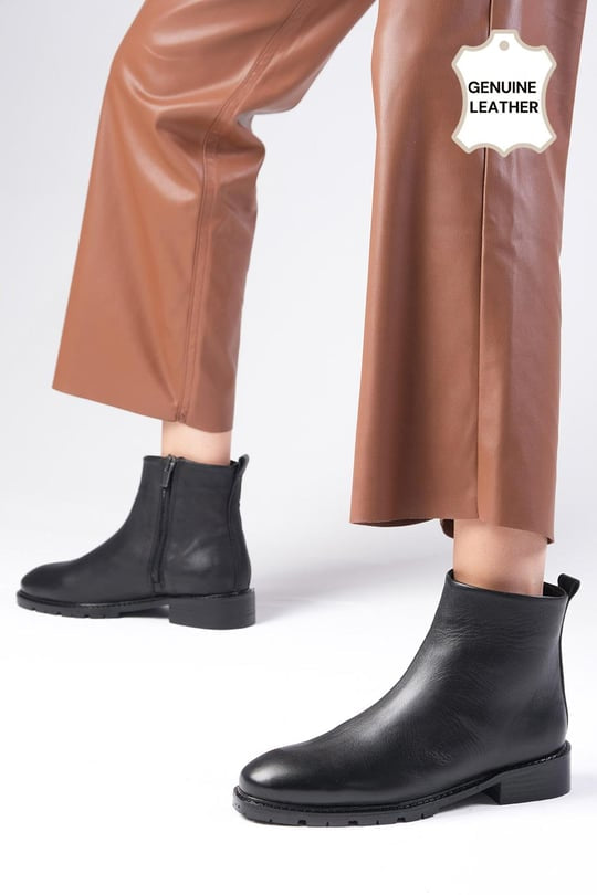 جزمة جلد طبيعي أسود اللون