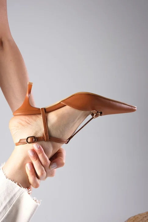 حذاء بكعب مفتوح من الخلف بلون عسلي