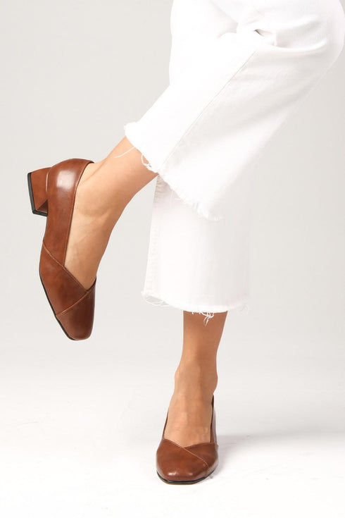 حذاء كعب قصير- بني