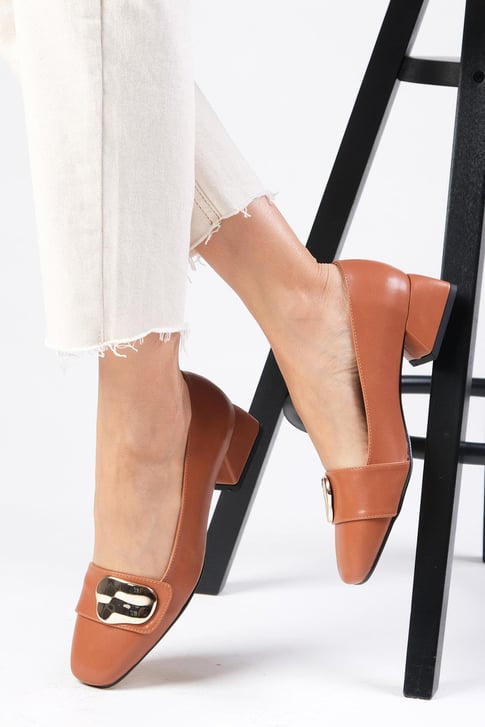 حذاء كعب قصير بلون عسلي