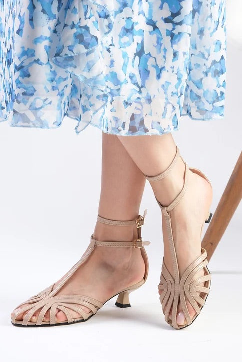 حذاء باللون البيج بكعب قصير