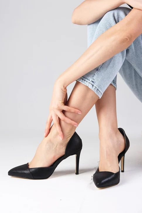 حذاء نسائي بكعب أسود اللون