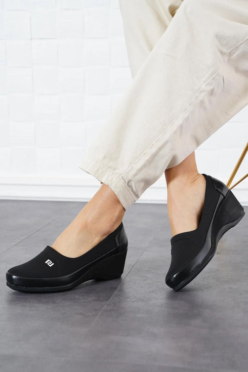 حذاء نسائي بكعب عريض باللون الأسود