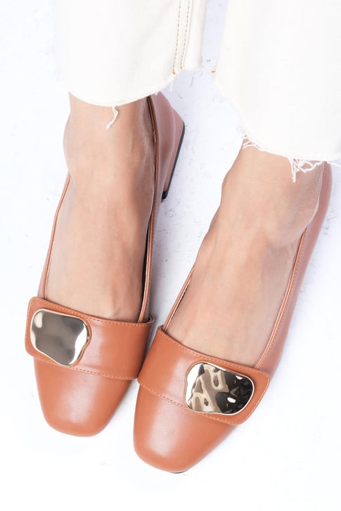 حذاء كعب قصير بلون عسلي