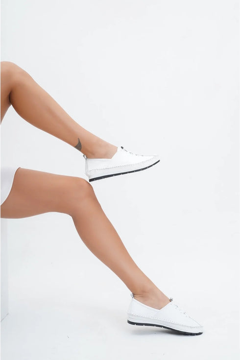 حذاء جلد طبيعي أبيض للنساء