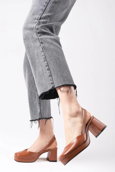 حذاء كعب عالي باللون العسلي