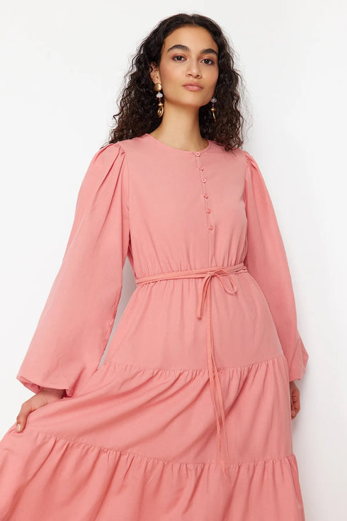 فستان وردي بأزرار وتفاصيل ربطة على الخصر 