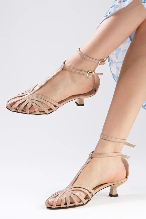 حذاء باللون البيج بكعب قصير