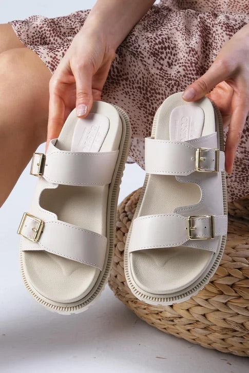 سليبر نسائي باللون البيج