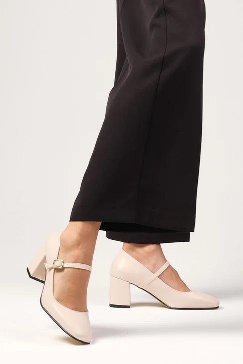 حذاء بكعب عالي لون بيج