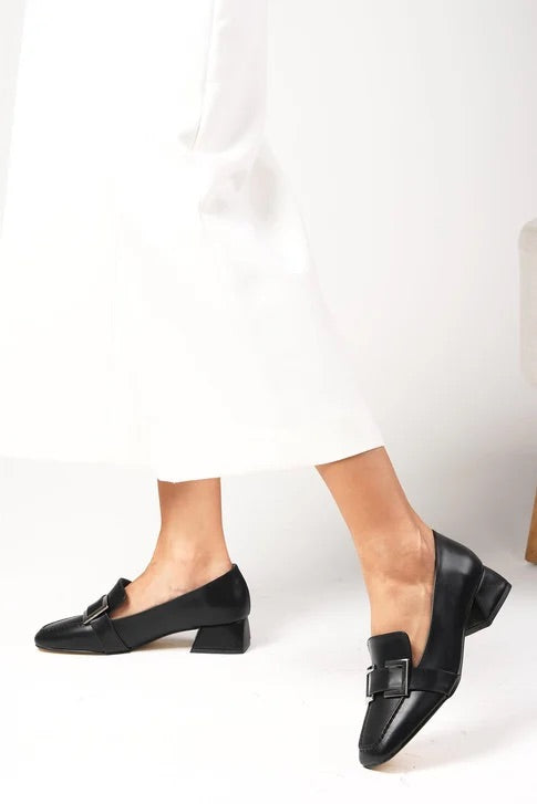 حذاء بكعب قصير لون أسود