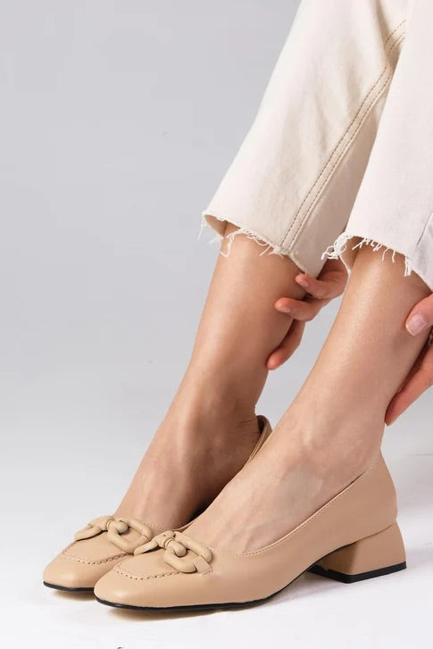 أحذية بكعب قصير- بيج