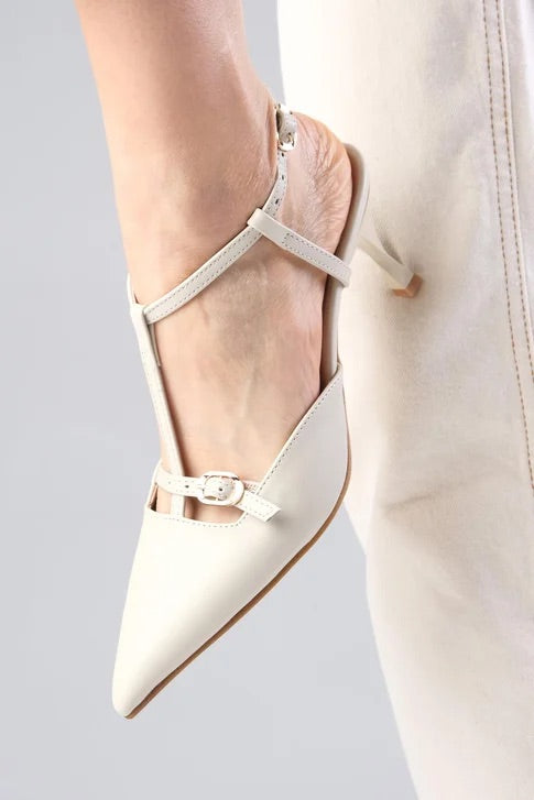 حذاء بكعب مفتوح من الخلف بلون البيج