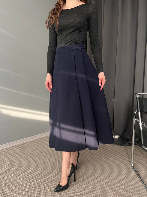 تنورة كلاسيكية واسعة