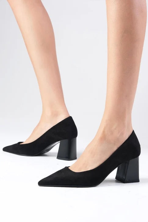 حذاء كعب عالي باللون الأسود