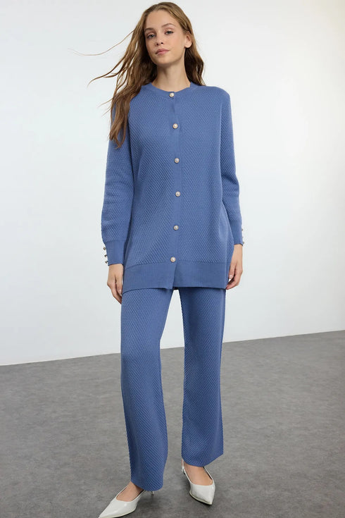 طقم نسائي تريكو بأزرار من اللؤلؤ - نيلي