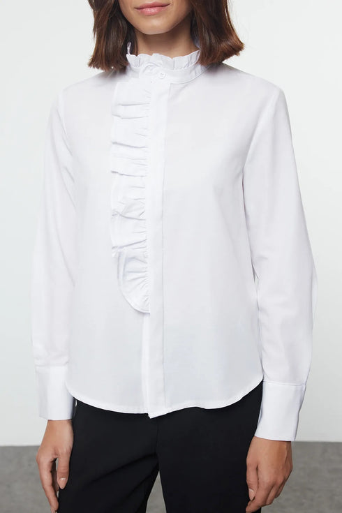 قميص أبيض مع تفاصيل كشكش