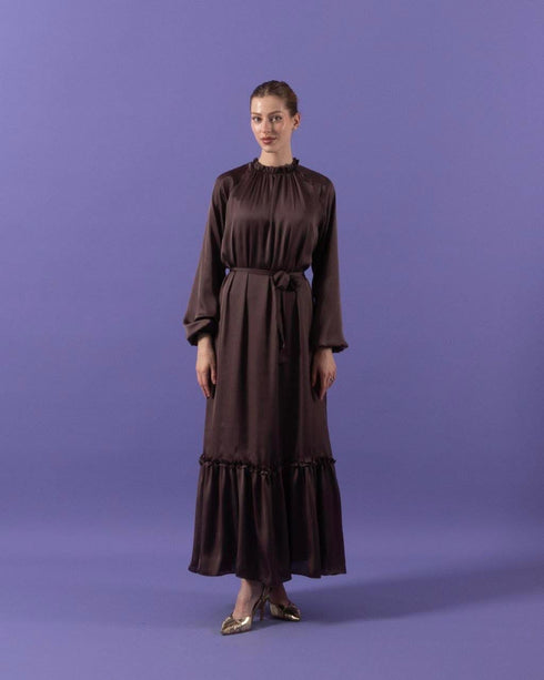 فستان من الساتان باللون البني