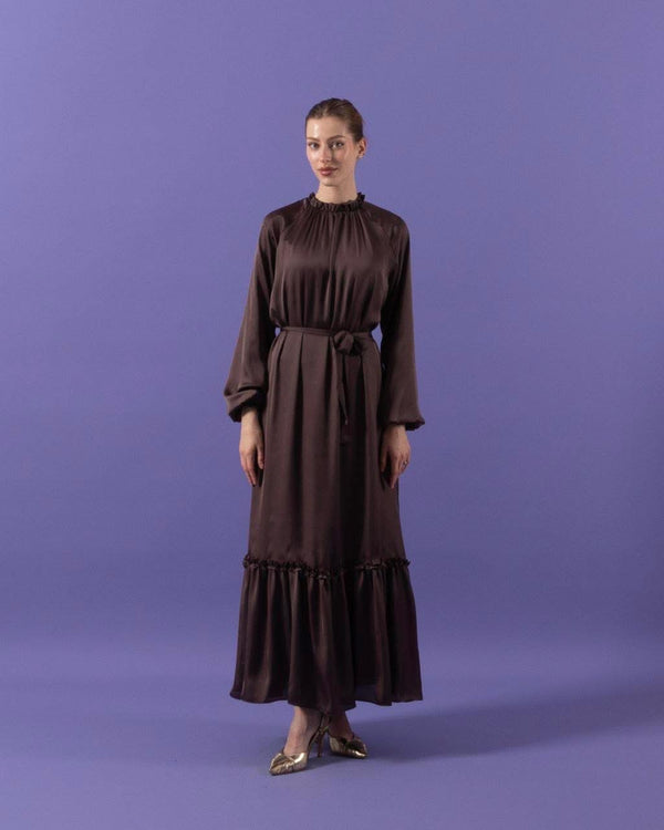 فستان من الساتان باللون البني