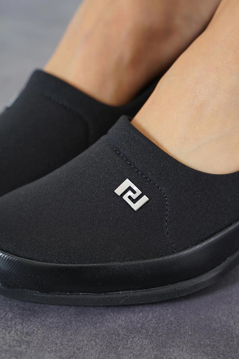 حذاء نسائي بكعب عريض باللون الأسود