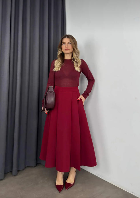 تنورة كلاسيكية واسعة