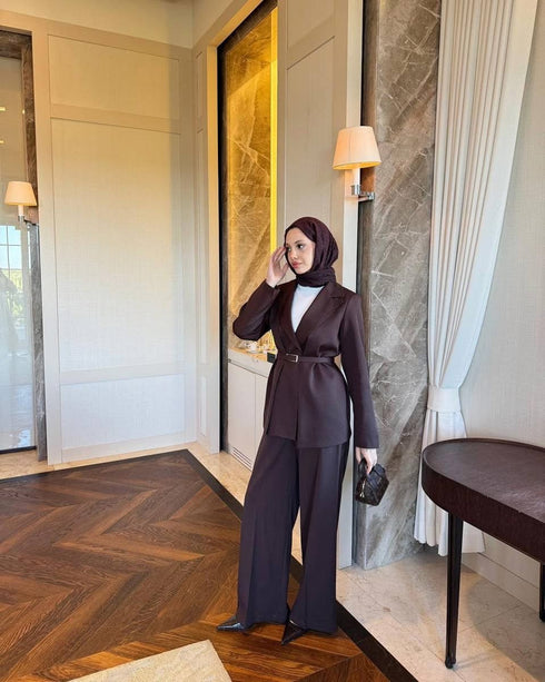 طقم كلاسيكي مع حزام