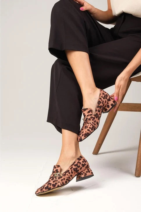 حذاء بكعب قصير بنقشة الفهد