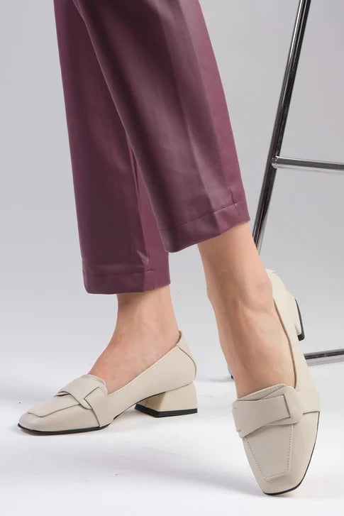 حذاء بكعب قصير باللون البيج