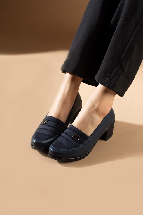 حذاء كعب نسائي باللون الكحلي