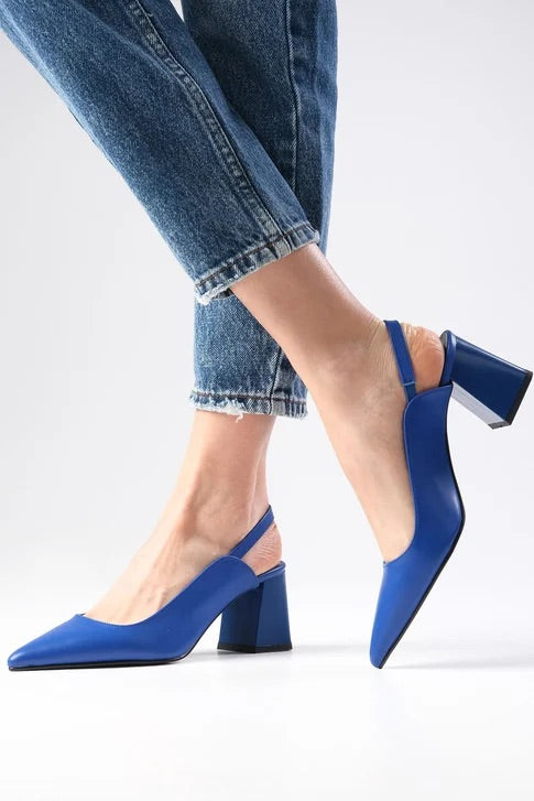 حذاء أزرق اللون بكعب مفتوح من الخلف