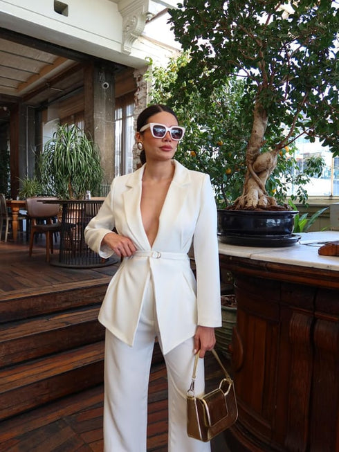 طقم رسمي بحزام باللون الأبيض