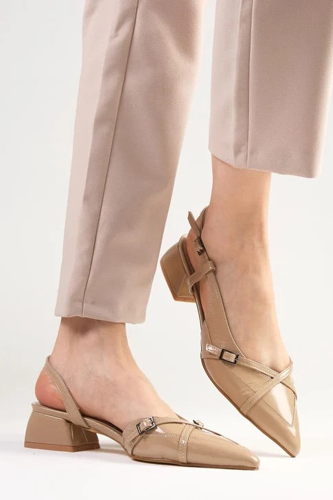 حذاء نسائي بكعب قصير بلون البيج