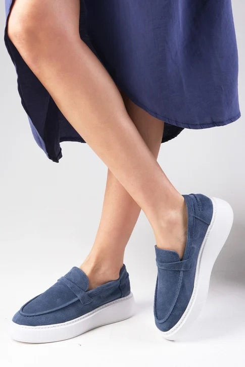 حذاء لوفر من الجلد الحقيقي المقلوب باللون الأزرق