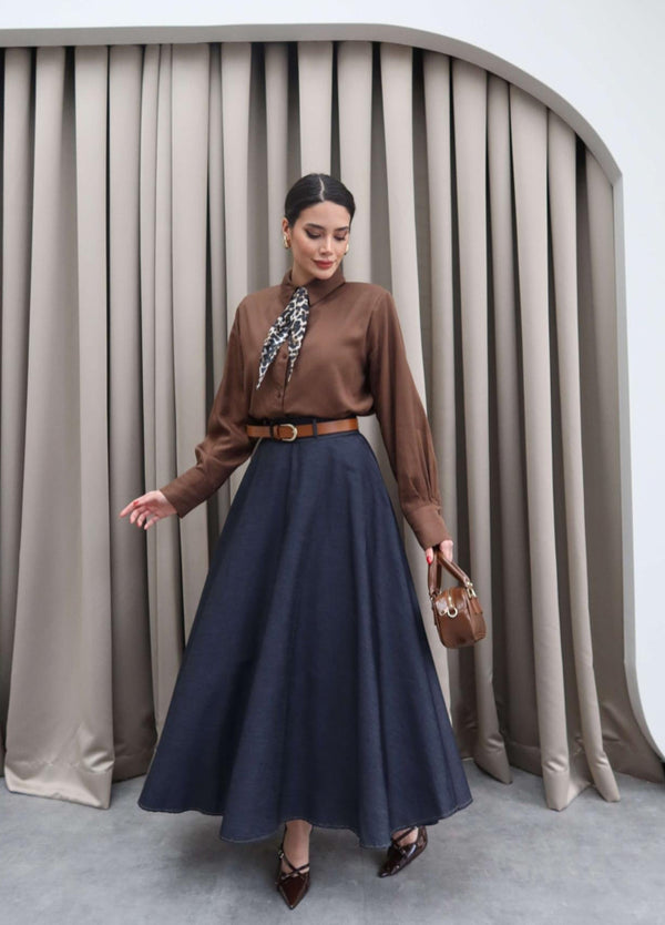 تنورة جينز طويلة مع حزام بإبزيم ذهبي