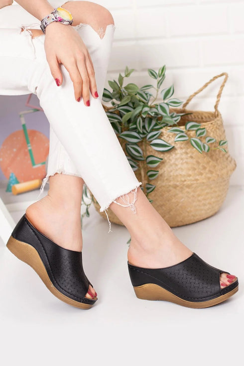 سليبر نسائي كعب عريض باللون الأسود