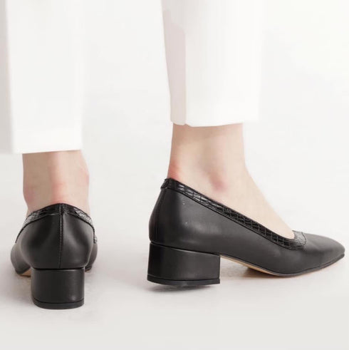 حذاء نسائي بكعب أسود