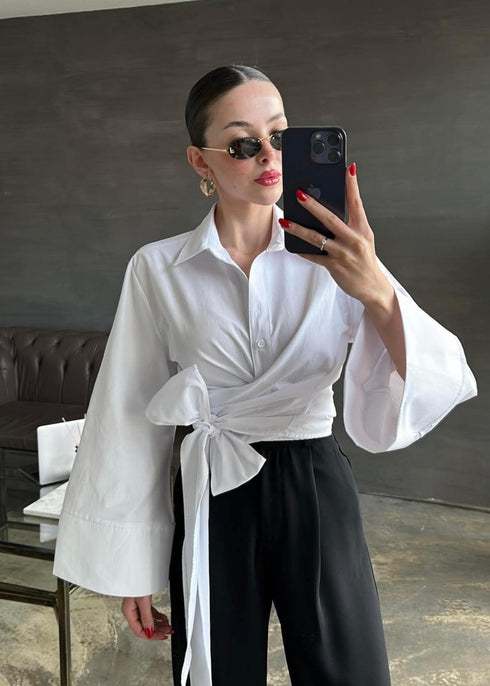 قميص قصير مربوط باللون الأبيض