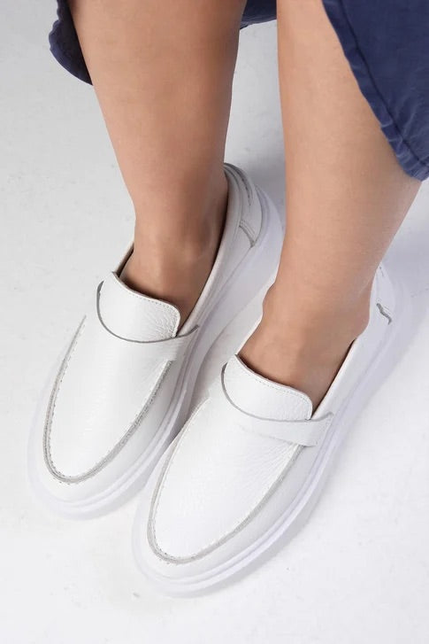 حذاء لوفر من الجلد الحقيقي المقلوب باللون الأبيض