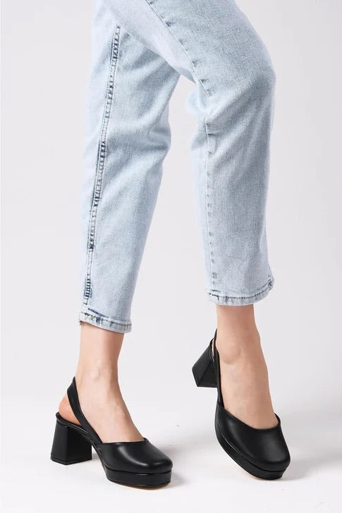 حذاء كعب عالي باللون الأسود