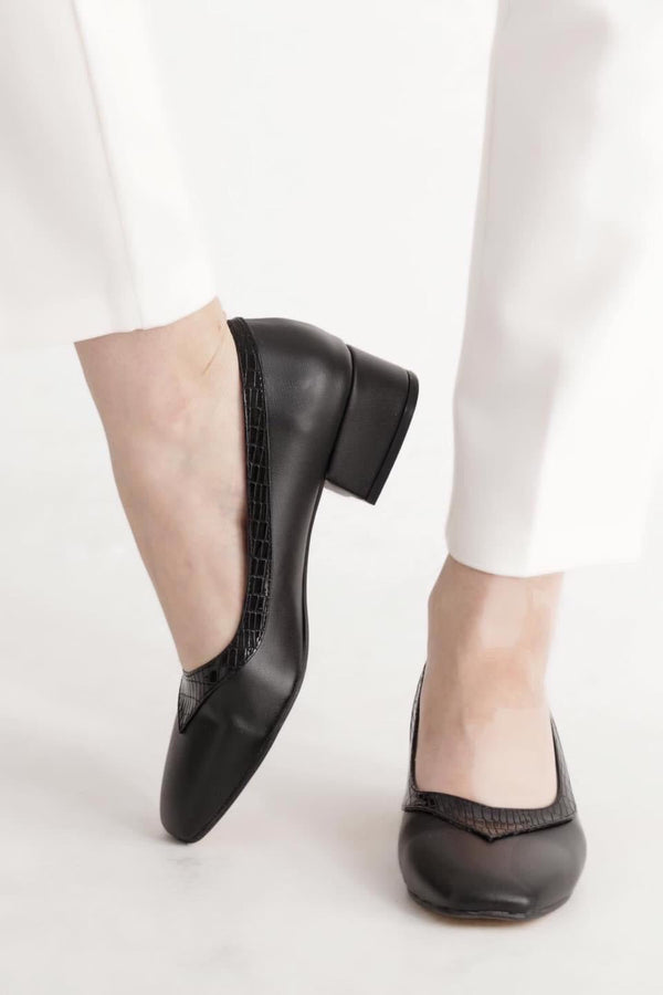 حذاء نسائي بكعب أسود