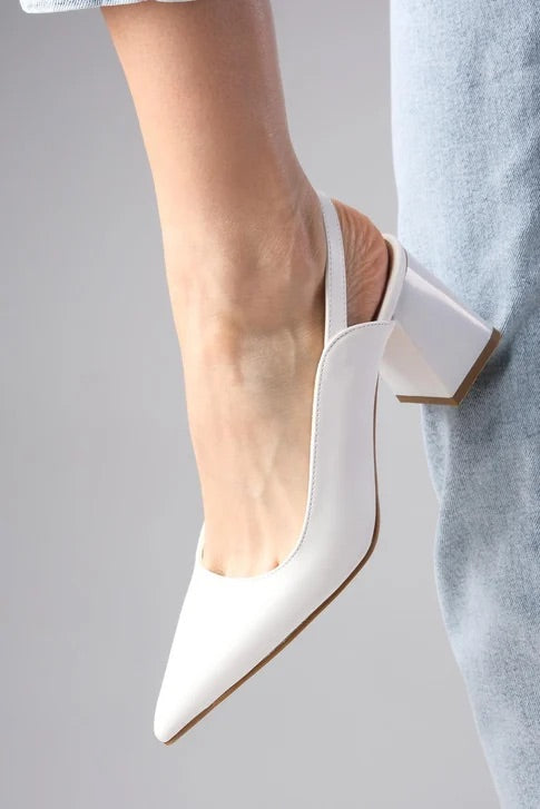 حذاء بكعب مفتوح من الخلف باللون الأبيض