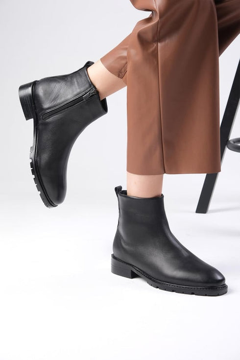 جزمة جلد طبيعي أسود اللون