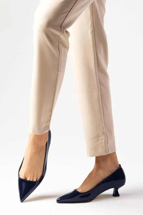 حذاء بكعب قصير باللون الكحلي