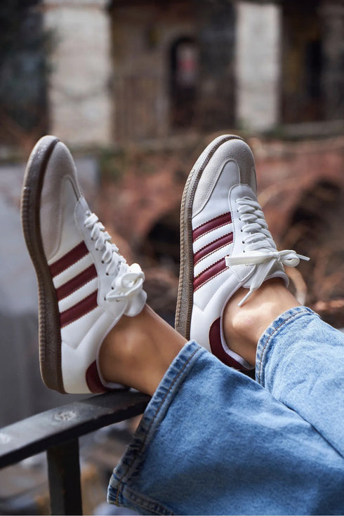 حذاء رياضي نسائي باللون الأبيض