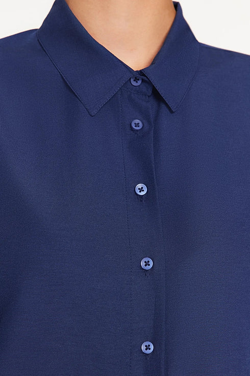 قميص منسوج من القطن باللون الأزرق الغامق