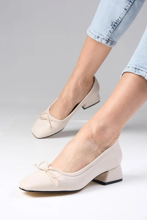 حذاء نسائي بكعب قصير لون بيج